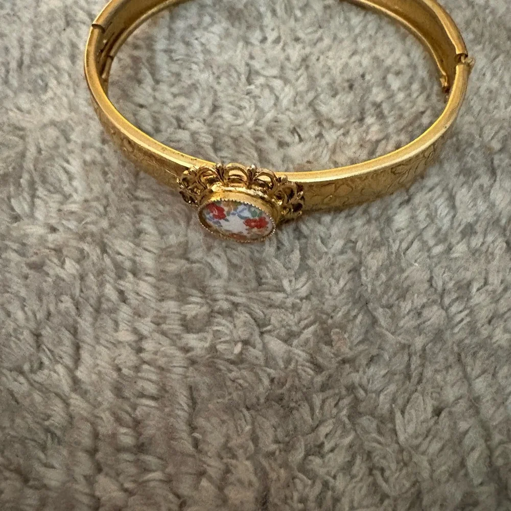 GUC gold tone bangle bracelet